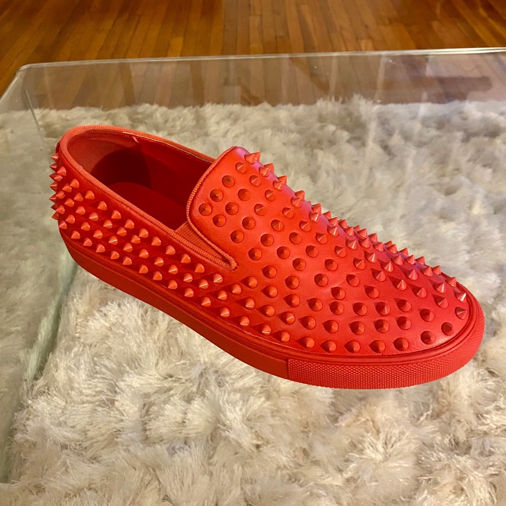 Steve Madden RED SPIKE sneaker. Size 10